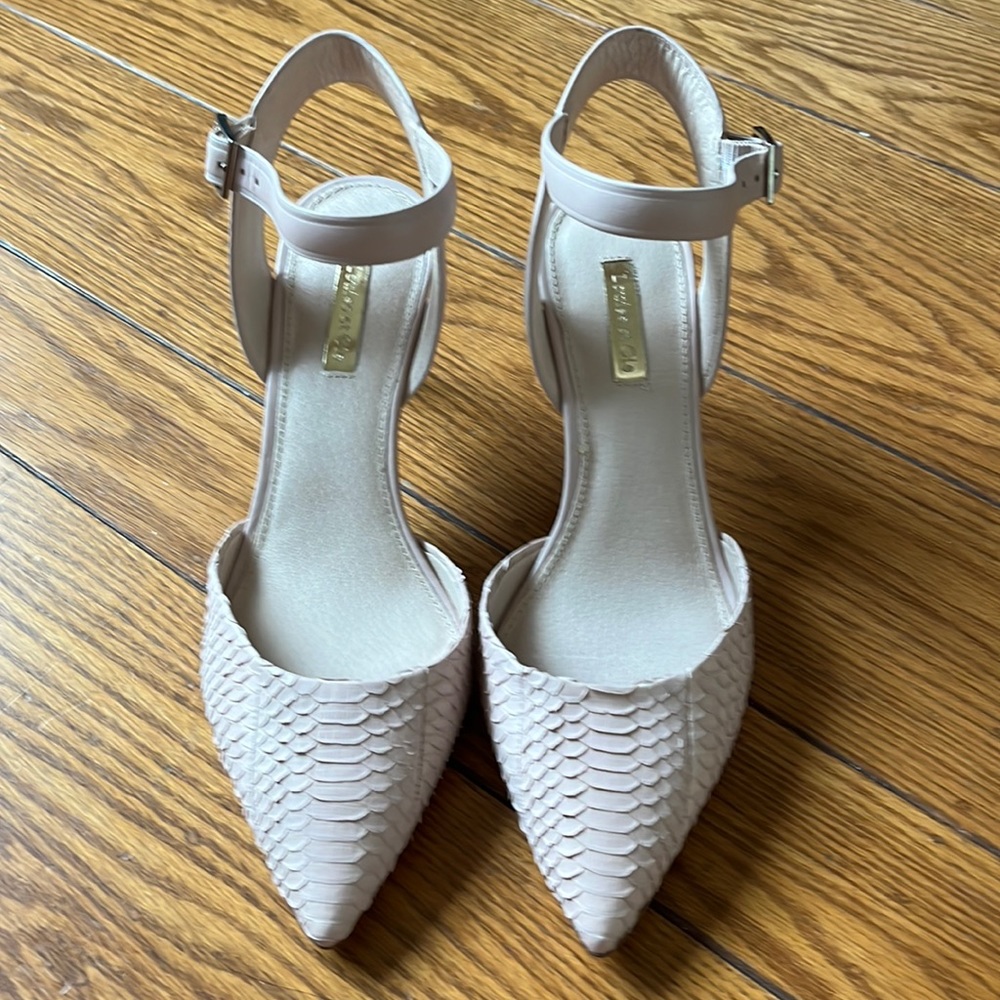 Louise et Cie cream sling back closed toes heels in cream size 8M style Lo-Kota